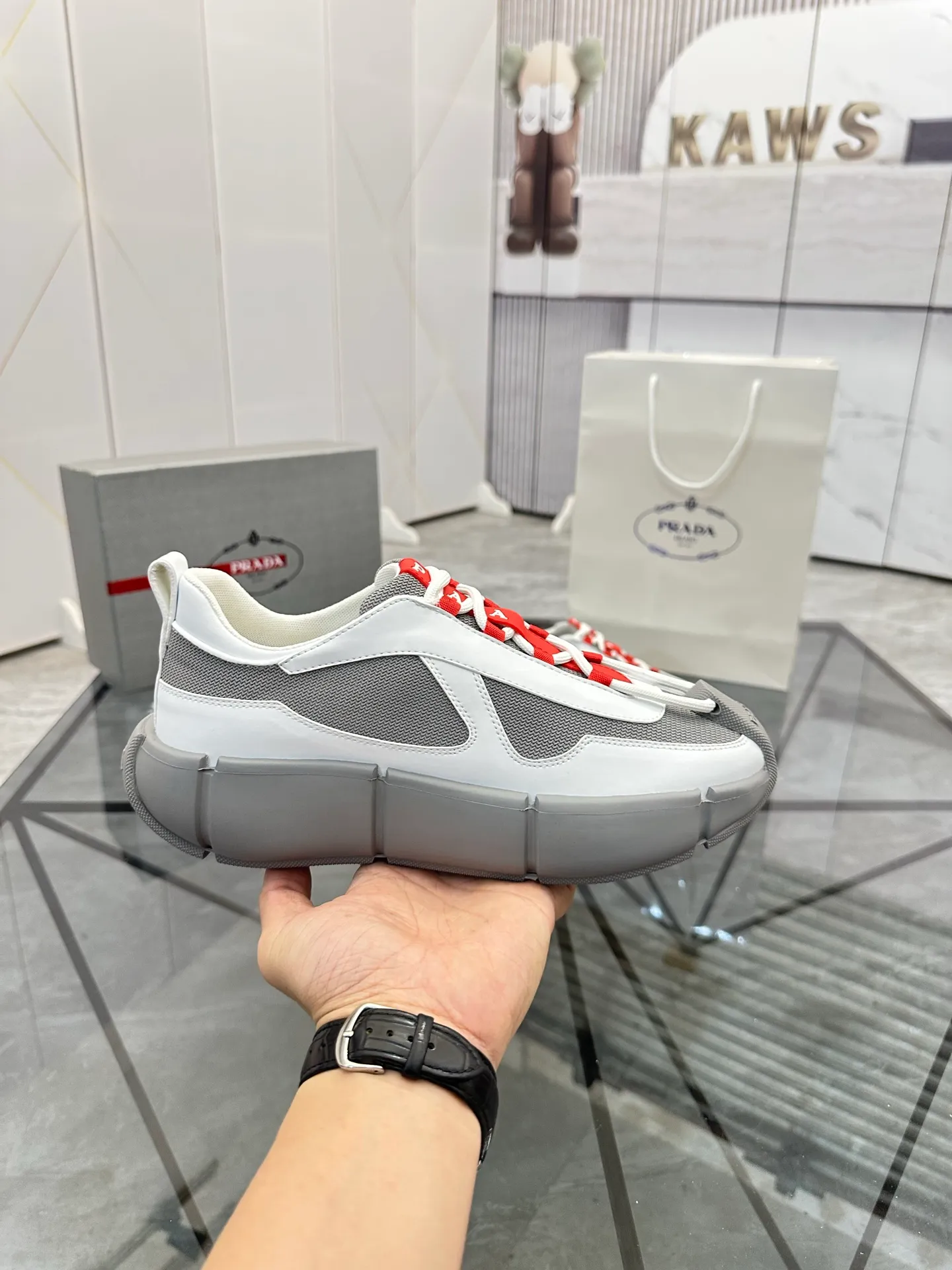 Men's shoes: 💰P540¥ High-end top quality Product trademark: Prada *"Prada*" low-top casual shoes Regular size: 38-45 (can be customized to 46) Product materials: imported first-layer cowhide leather splicing breathable mesh upper, breathable lining, cowhide foot pads, original ultra-light foam outsole. No.: 001